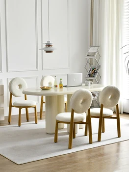 Маса за хранене и столове във френския кремовом стил комбиниран домакински малък апартаментен чист червен овал бял плот