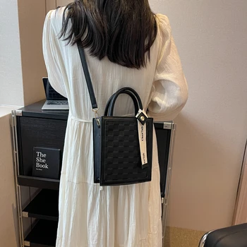 Модна тенденция в клетката Женската чанта през рамо от изкуствена кожа с едно рамо, нови прости дамски чанти за отдих, малки квадратни чанти за междуградски пътувания