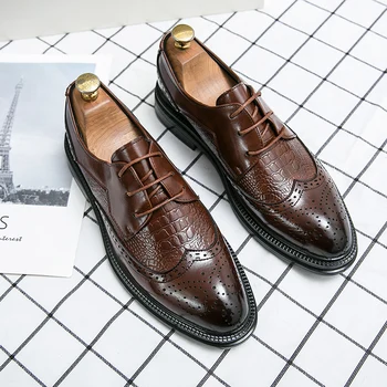 Ъгловати мъжки обувки са с релефни изображения от изкуствена кожа, годината на реколтата професионални бизнес обувки с ниски токчета, обувки-дербито за празненства и партита
